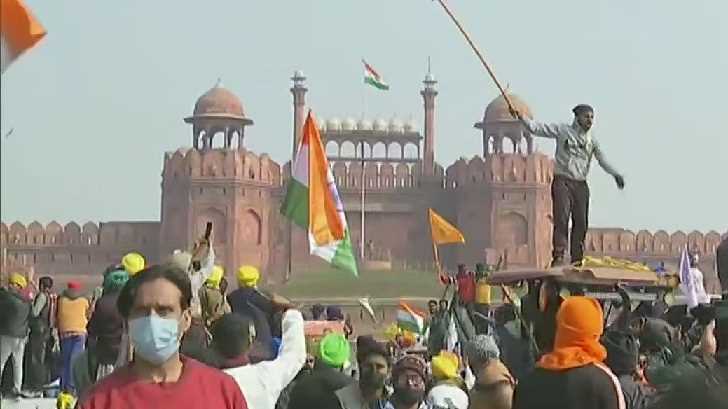 पुलिस ने दागे आंसू गैस के गोले फिर भी आगे बढ़े किसान, लाल किले के पास लहराया तिरंगा